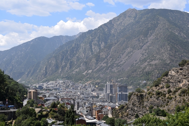 Vista aèria de les parròquies d'Escaldes-Engordany i Andorra la Vella.